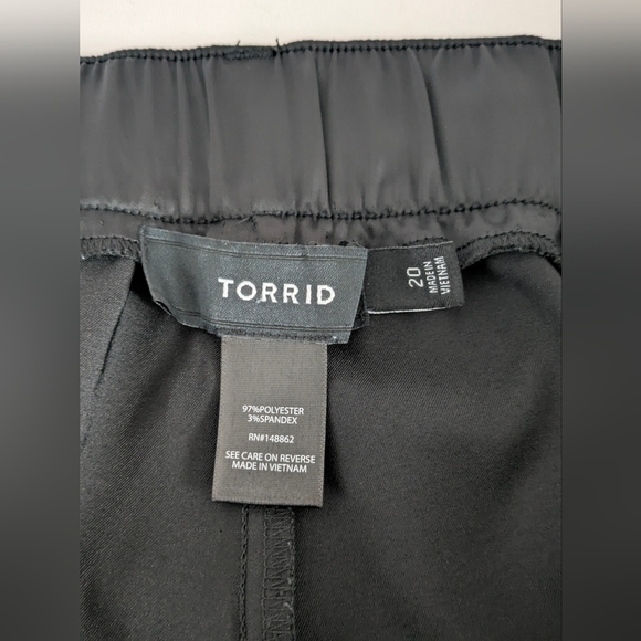 Torrid Women's Plus Size Relaxed Taper Satin Cargo Pant Size 20 Black Festival - Picture 12 of 12